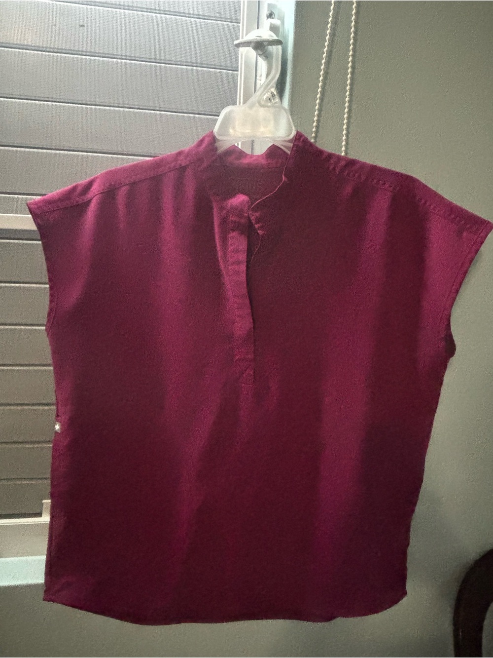 Figs women Short-Sleeve Mandarin Collar Shirt in Magenta